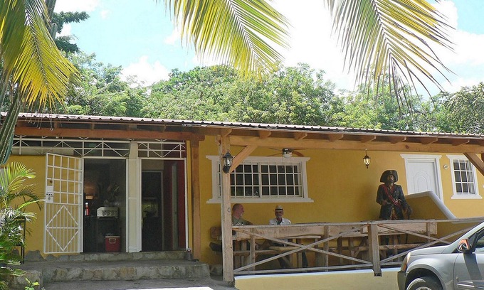 La Mulata Apartment | Budget hotel room in La Mulata, with fans/internet/cable TV/parking