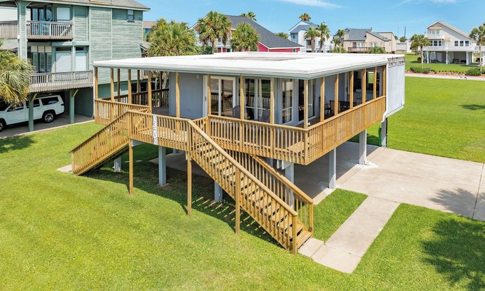 Pirates Beach House | Budget & Pet Friendly Beachside Home w/Easy Walk to Beach