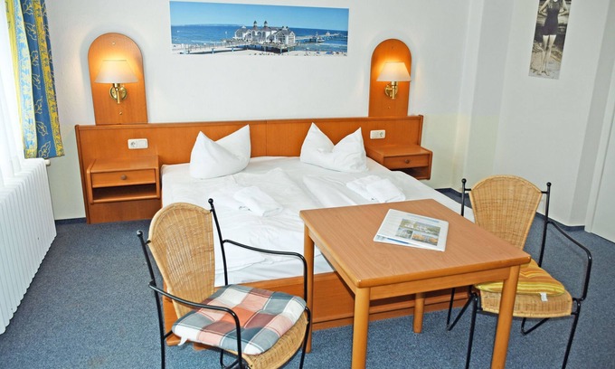 Sellin Cottage | Budget room with shower/WC on corridor 22 - Wilhelms Hostel in Ostseebad Sellin