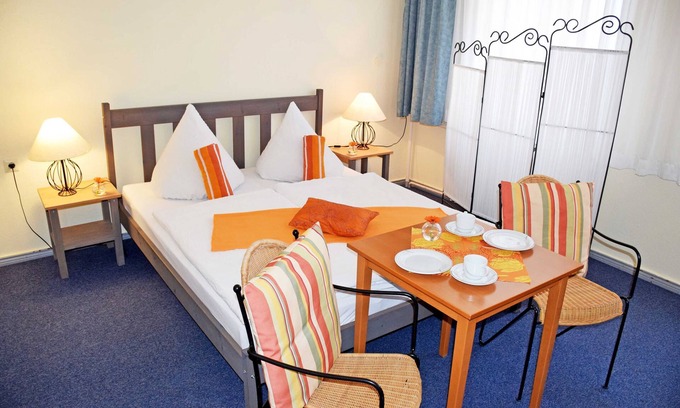 Sellin Cottage | Budget room with shower/WC on corridor 27 - Wilhelms Hostel in Ostseebad Sellin