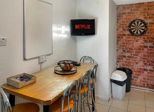 Wolverhampton House | Budget stay - 5 Rooms - Private parking