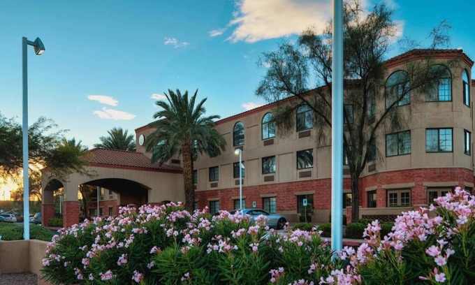 Palo Verde House | Budget Stays in Tucson Await: Spacious Rooms Near University of Arizona!