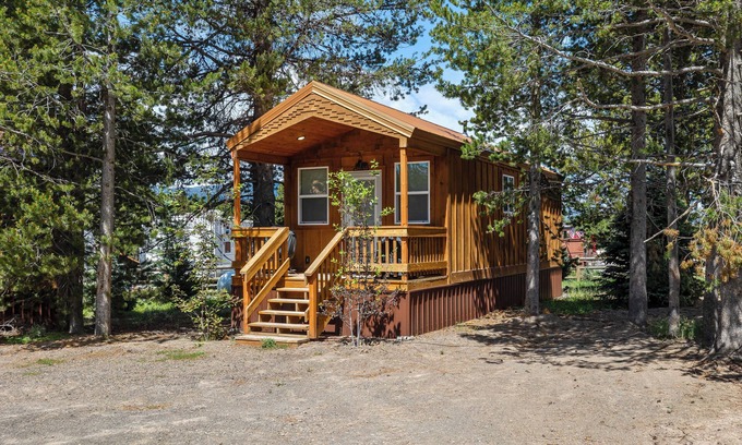 Island Park House | Buffalo Bungalow Tiny Cabin ~ Close to Yellowstone ~ Covered deck ~ Sleeps 2