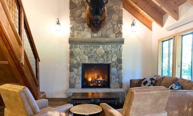 Alpine House | Buffalo Cabin -charming Alpine retreat w/king bed