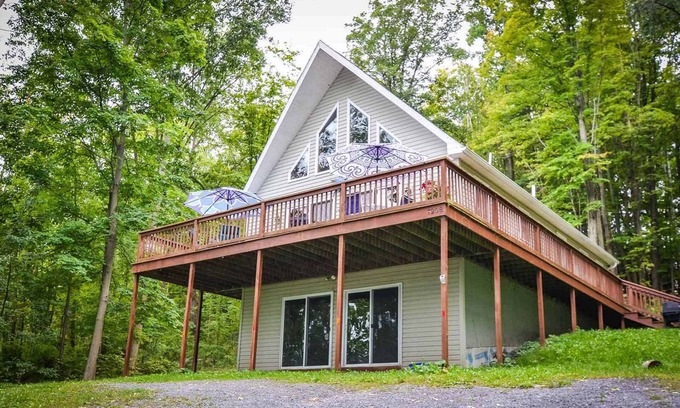 Ovid House | Bufflehead Bungalow: Family Fun across from Cayuga Lake!