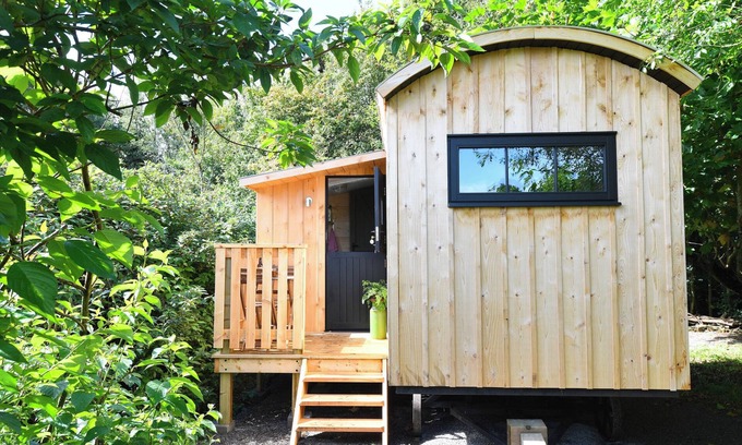 Llantwit Major Cottage | BUGAIL HUT, romantic, with open fire in Llantwit Major