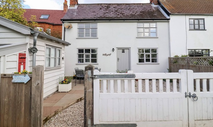 Martlesham Heath Cottage | BUGG COTTAGE, family friendly, with a garden in Levington