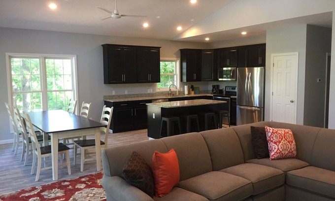 Grand Rivers House | Built in 2017 - 4 BR/3 BA Lakeview in Grand Rivers - The Only City on Both Lakes