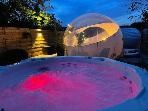 Tournai House | Bulle du puits avec jacuzzi et sauna privatif