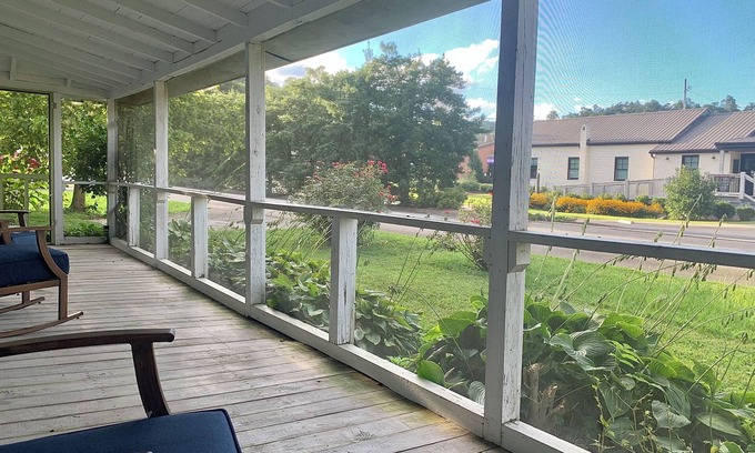 Ellijay Cottage | Bumble Bee Cottage downtown historic Ellijay walk to dinner and much more