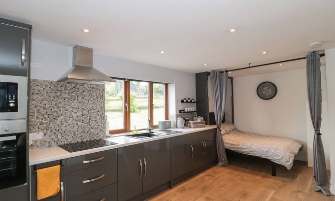 Axminster Cottage | Bumble Bee Retreat