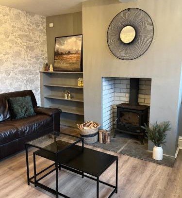 Sheffield House | Bumblebee Cottage 3-Bed Family Stay near Sheffield with Garden & Free Parking