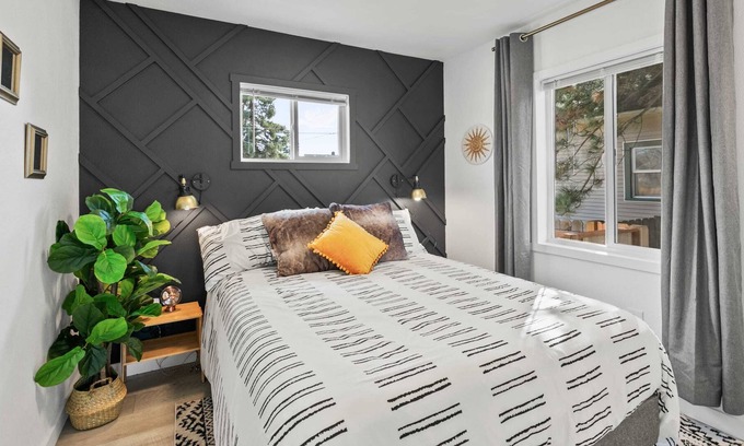 West Central House | Bungalow 29 / Chic / Mins To Dwntwn / Pet Friendly
