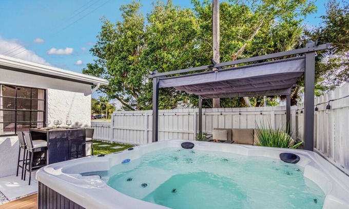 Jupiter House | Bungalow! Hot TUB! Games! 10 min to Beach!