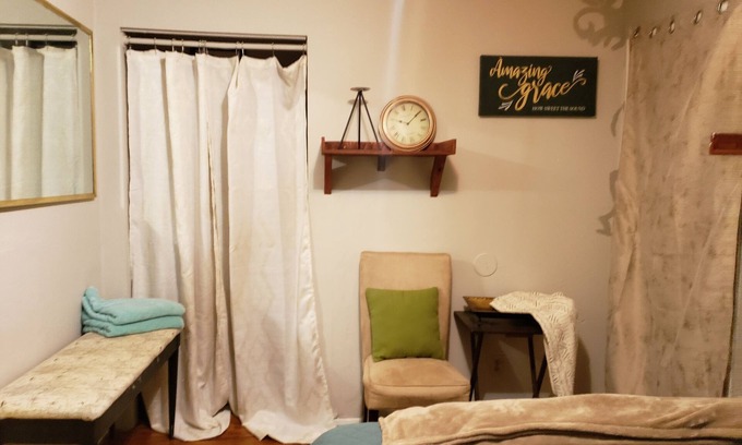 Church Street House | Bungalow Suite Priv 1 Double Bed/1 bath living room free park/Airport 10mins