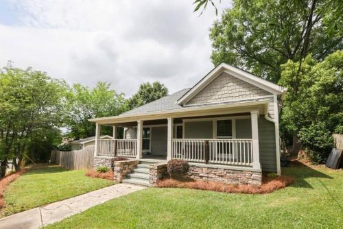 Villa Heights House | Bungalow & Tiny Guest House with Private Fenced Yard