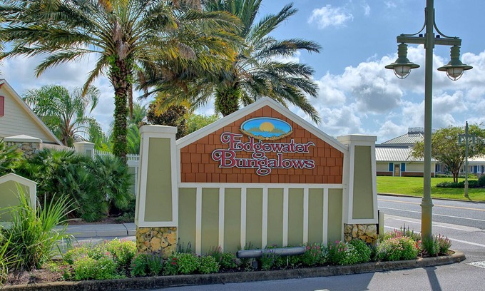 Lake Sumter Landing Cabin | Bungalow Walking proximity to Lake Sumter Landing