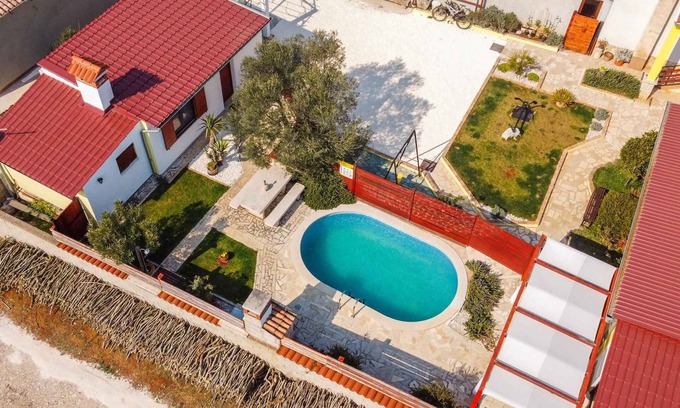 Muntic House | Bungalow with outdoor swimming pool