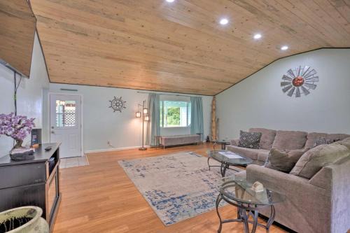 Smith River House | Bungalow with Wraparound Deck - 8 Mi to Brookings