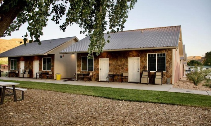 La Verkin House | Bunkhouse 5A Under Cottonwood Trees