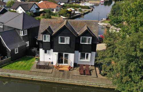 Wroxham House | Bure Banks in the heart of Wroxham