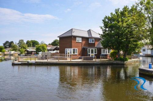 Wroxham House | Bure Croft - Holiday Cottage on the river in Wroxham