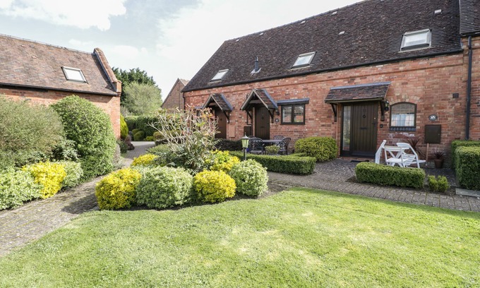 Ardens Grafton Cottage | BURFORD COTTAGE, family friendly, with a garden in Clifford Chambers