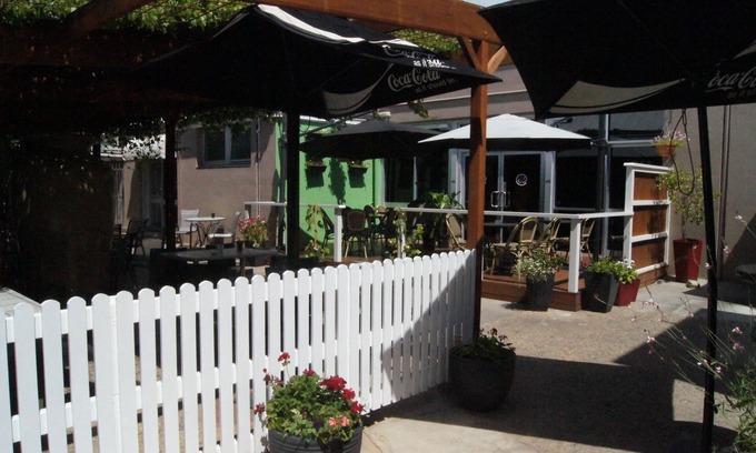 Yarrawonga Hotel | Burkes Hotel Motel