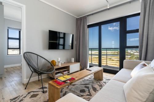 Milnerton Apartment | Burmeister 401 - 2 Bedroom Apartment across from Ocean - Onsite Parking