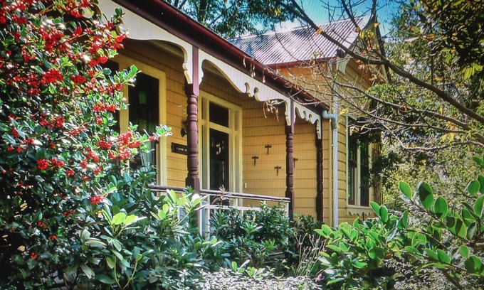 Katoomba House | Burnie Brae circa 1908 - Netflix, Wifi, Air Con, Quiet Area, with 2 X Queen Beds