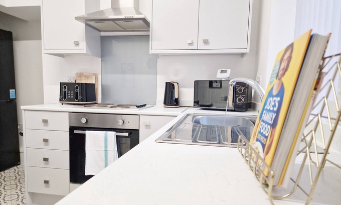 Burnley House | Burnley Terraced House by Bevolve - Free Parking