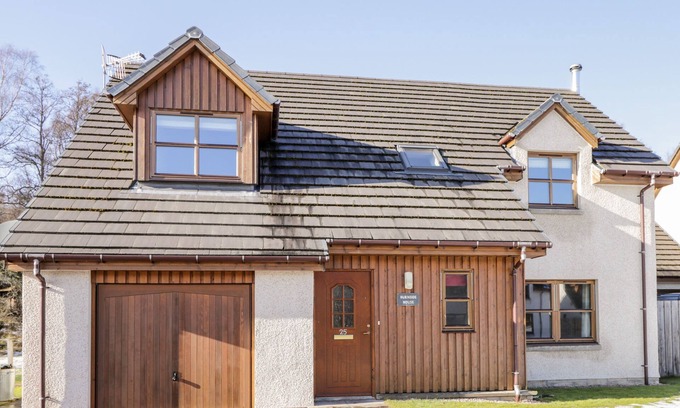 Aviemore Cottage | BURNSIDE HOUSE, pet friendly, character holiday cottage in Aviemore