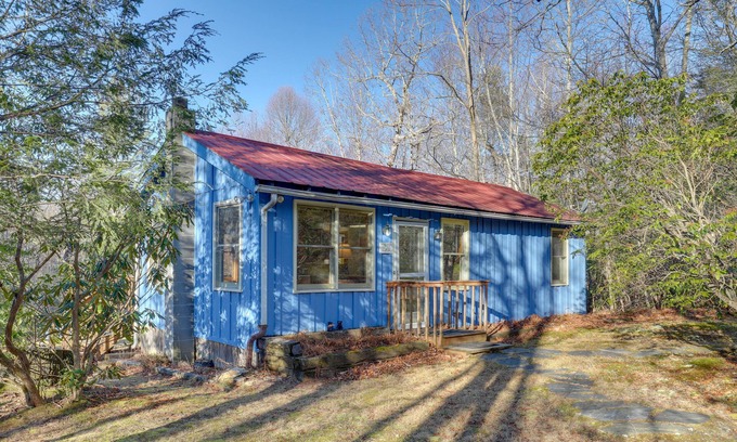 Burnsville Cabin | Burnsville Cabin w/Deck & Trails - Dog Friendly!
