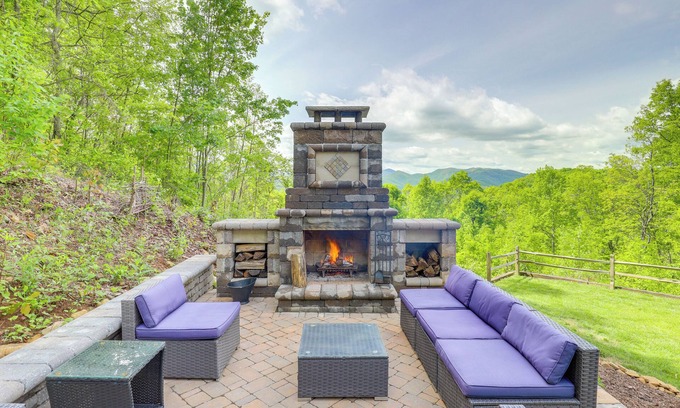 Burnsville House | Burnsville Retreat w/Hot Tub & Mountain Views!