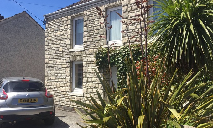 Burry Port Cottage | BURRY PORT - APRIL/MAY - 3 NIGHT STAYS AVAILABLE - STUNNING DOG FRIENDLY BEACHES