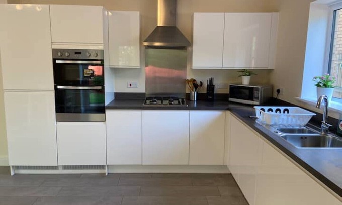Milton Keynes House | Burton Way - Stylish, Spacious 4 Bedroom Detached Home