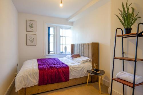 Bury Apartment | Bury 2 Bedroom 1 Bathroom in Town Center Sleeps 4
