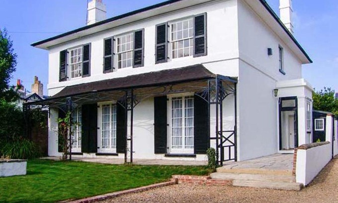 Gosport House | Bury Villa - 7 bedrooms sleeping 18 guests