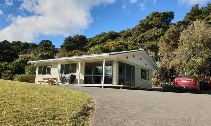Whangarei Heads Cottage | Bush backdrop, privacy and Bay views