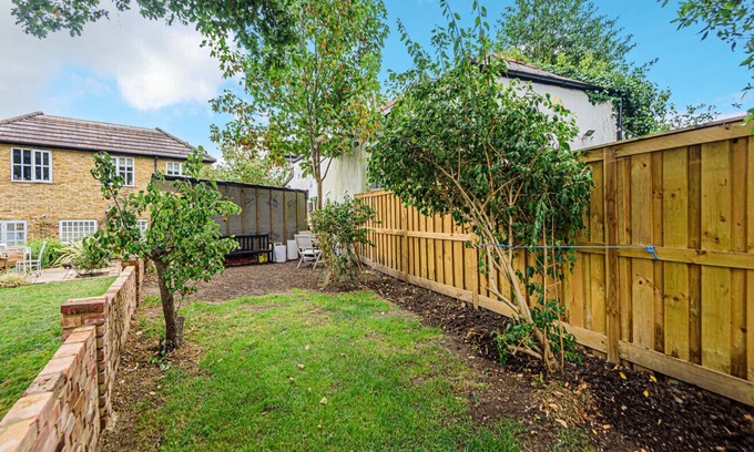 Bushey Cottage | Bushey Character 2 Bedroom self contained Cottage with own Driveway and Garden