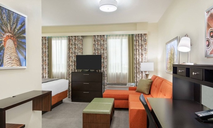 Seybold Hotel | Business Travel Bliss: 5 Minutes to Airport, Complimentary Breakfast! Pool!