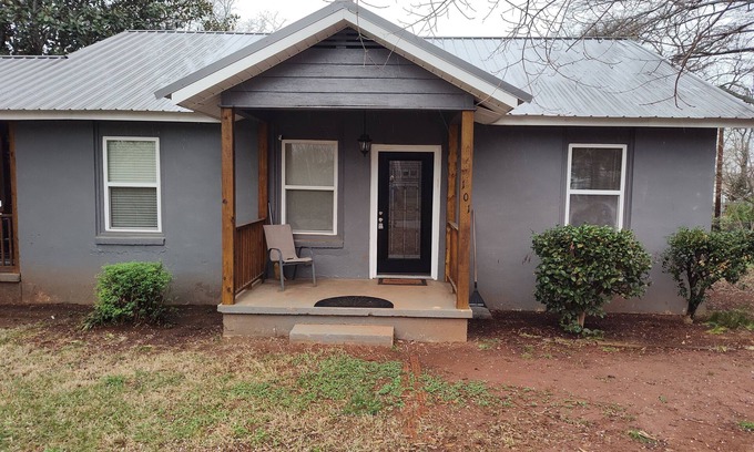 Startex House | Business travelers 2 min to I-85 5 min. to I-26 1 min to Hwy 29