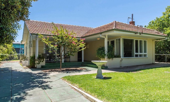 Busselton Cottage | Busselton River Cottage with WIFI- lovel cottage has the cosy feel you would expect when holidaying
