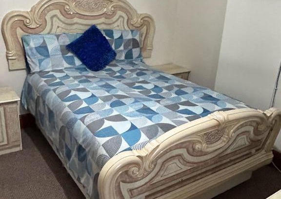 Leigh House | Busy Bee - Guest House - Self Service
