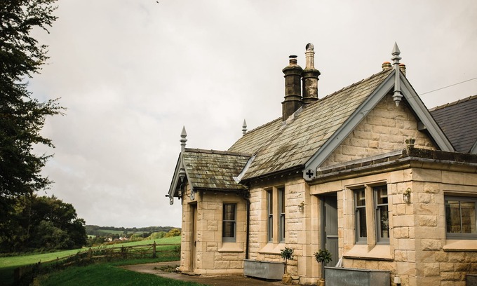 Calwich House | BUTLERS LODGE, family friendly, character holiday cottage in Mayfield