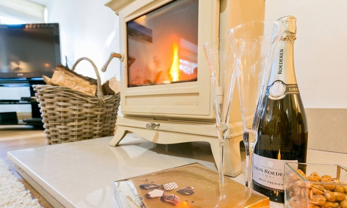 Llanfaethlu Apartment | Buttercup - a coastal that sleeps 4 guests in 2 bedrooms