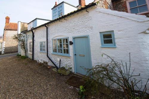 Holt House | Buttercup Cottage