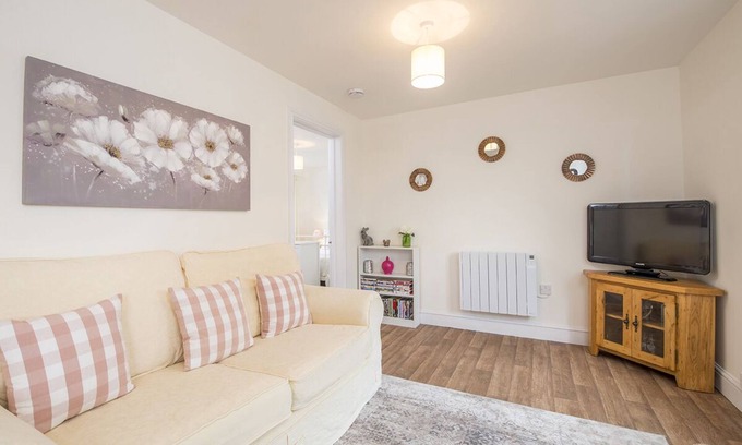 Whitland Cottage | Buttercup Cottage, Holiday Cottage Llanfallteg, Near Narberth, Sleeps 4, 2 bedrooms, bathrooms