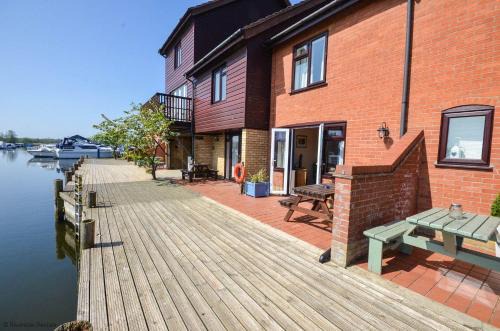 Horning House | Buttercup Lodge