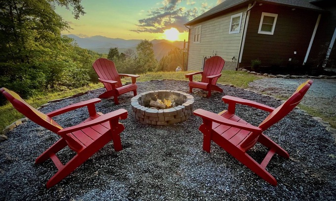 Franklin Cabin | Butterfly Mountain Cabin for 8 w/amazing view+wifi, 3 bdrm, 3.5 bath, & firepit